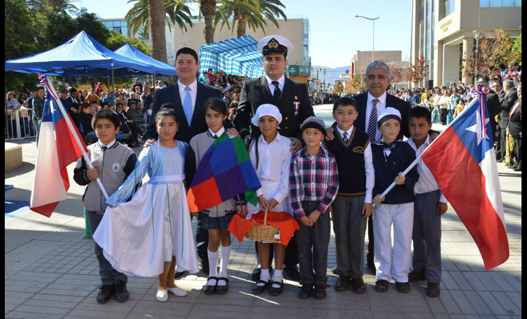 En la Plaza de Armas de nuestra comuna se llevó a cabo el tradicional desfile por las Glorias Navales. 