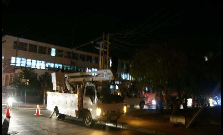Nuevamente un camión pasa a llevar  cables y deja sin luz al centro de la ciudad