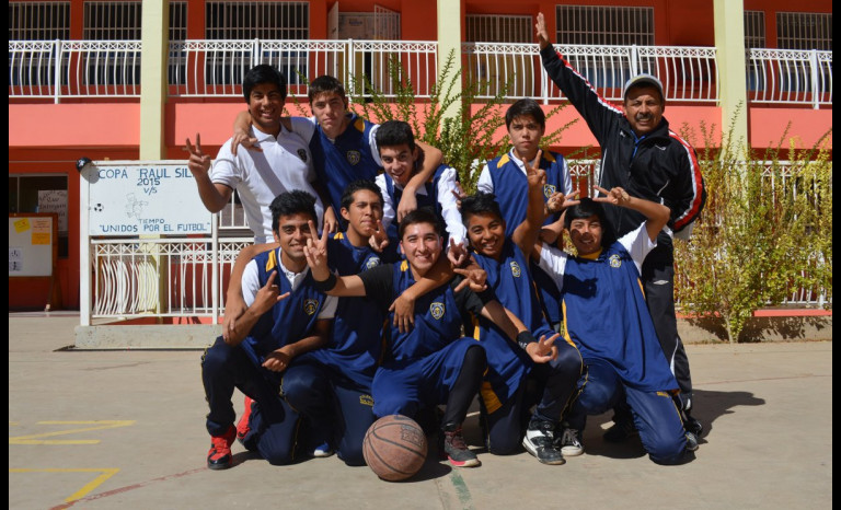 Colegio Raúl Silva Henríquez gana copa aniversario en básquetbol