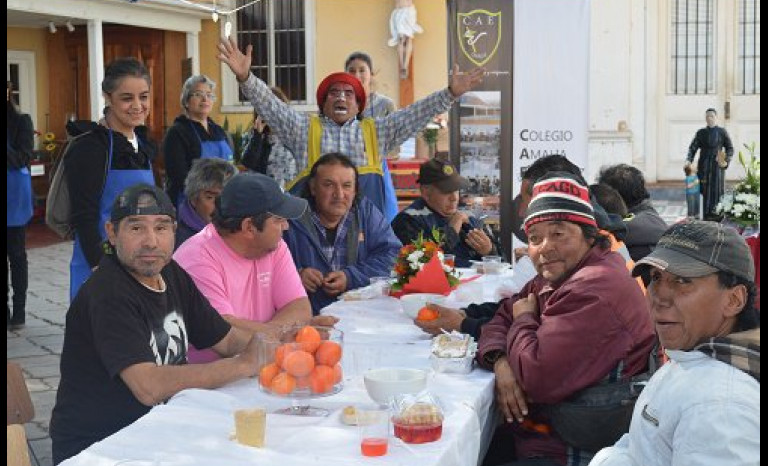 Almuerzo solidario de comunidad escolar brinda alegría a personas en situación de calle