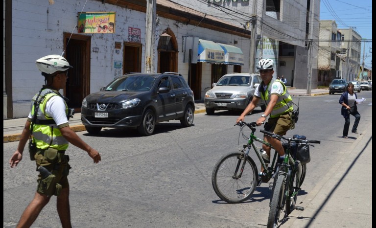 Intentan atropellar a Carabinero ciclista para evadir patrullaje