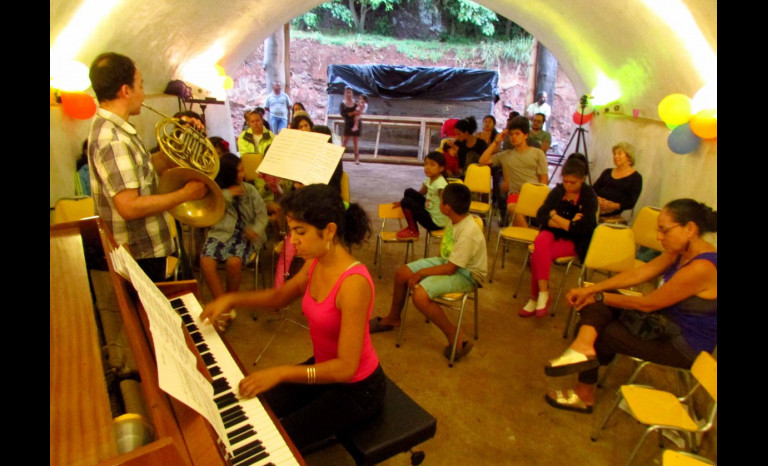 Músico ovallina encanta en Isla de Pascua con conciertos para corno y piano
