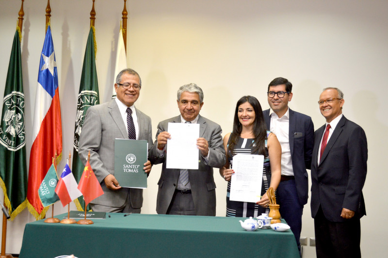 acuerdo de cooperación entre la institución estudiantil y el municipio de Ovalle. 