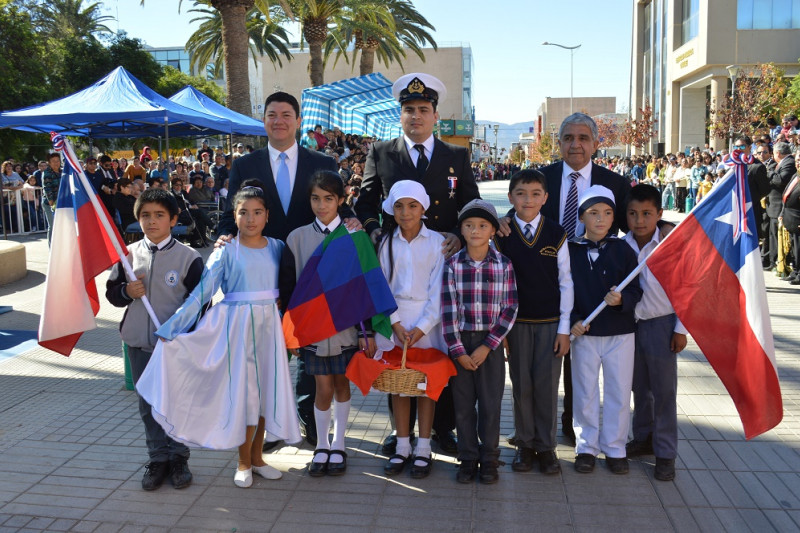 En la Plaza de Armas de nuestra comuna se llevó a cabo el tradicional desfile por las Glorias Navales. 
