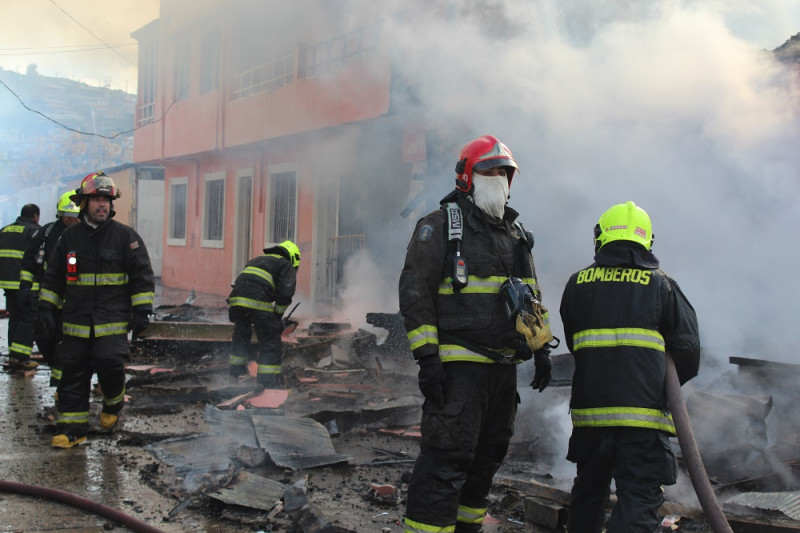 Voluntarios de Bomberos ayudaron a controlar el fuego de la vivienda siniestrada.