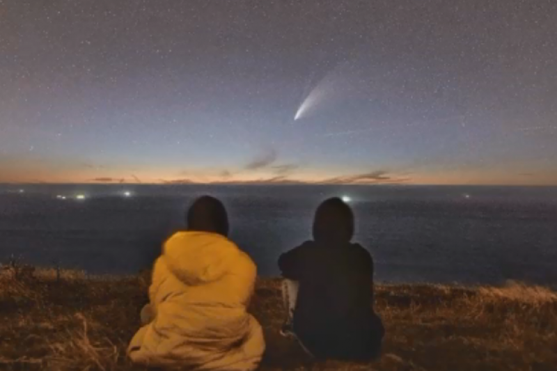 Foto obtenida del cometa Neowise desde el hemisferio norte y cedida al Observatorio Astronómico Cruz del Sur.