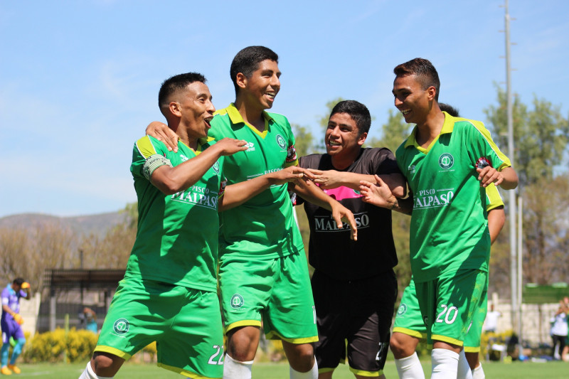 Araya, Orrego, Cea y Rivera celebrando el 3 a 1. 
