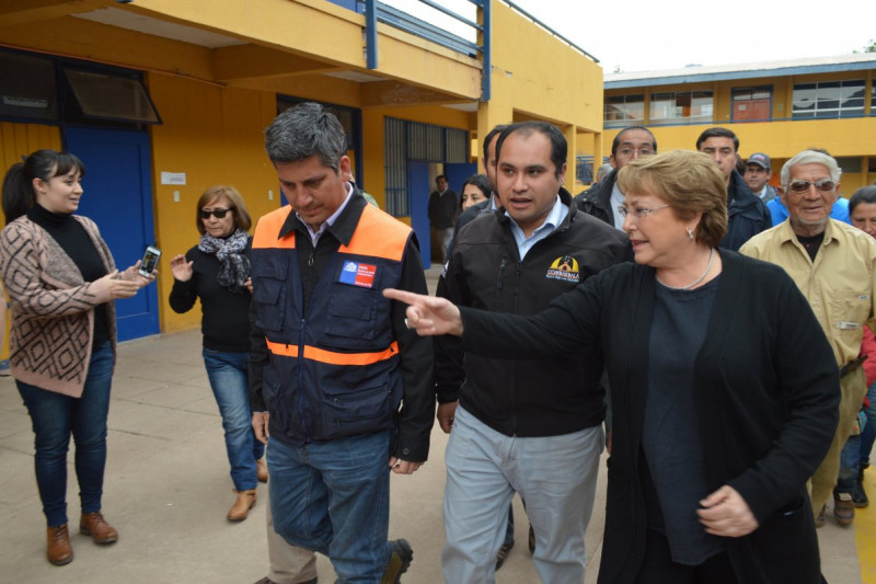 Bachelet promete apoyo a damnificados de Combarbalá