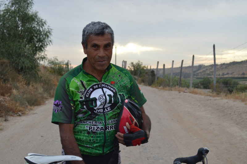 Oscar Araya: el veterano ciclista que sigue siendo el dueño de las pistas