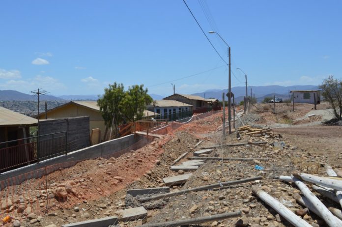Vecinos de Los Leíces molestos por retraso de obras de pavimentación