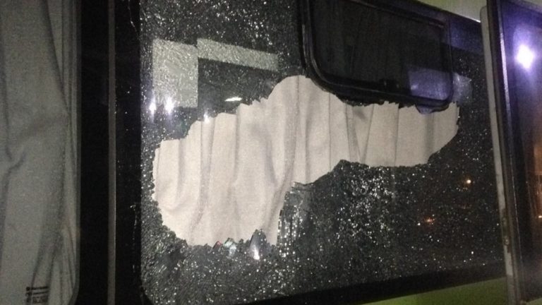 Pasajera resulta con lesiones oculares tras piedrazo recibido en bus que viajaba