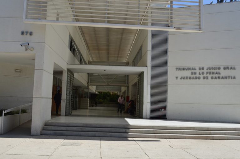 Mujer agrede al padre de su hijo y destroza su costoso vehículo con un machete