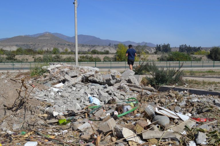 Vecinos de Los Pimientos molestos por presencia de basura y escombros