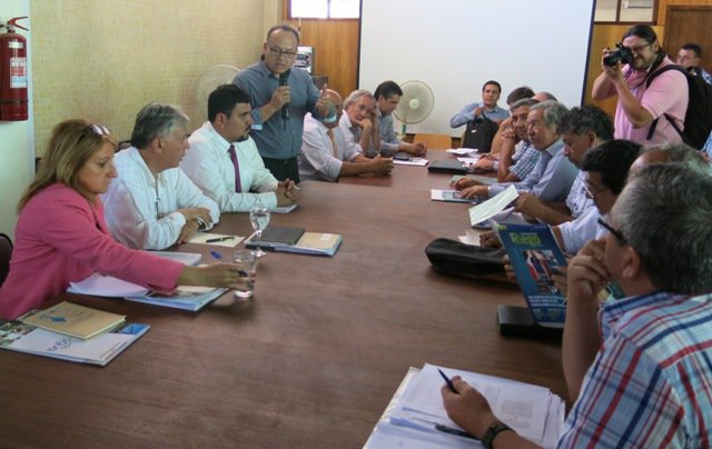 Ministro entrega bonos en Ovalle y sostiene reunión privada con regantes