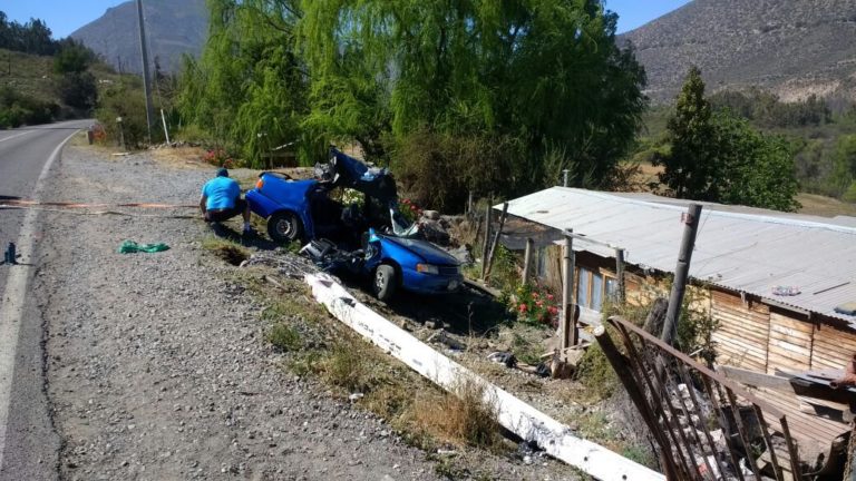 Violenta colisión contra poste de luz termina con la vida de un joven