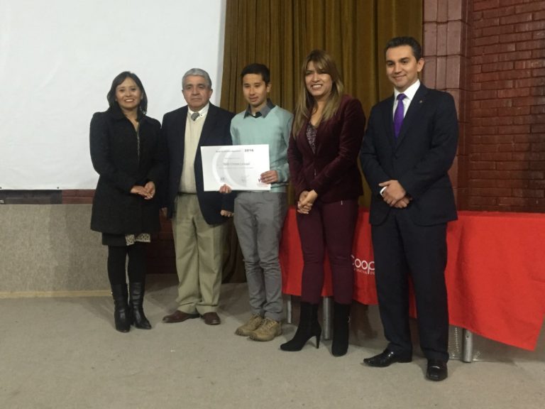 Estudiante ovallino recibe beca universitaria