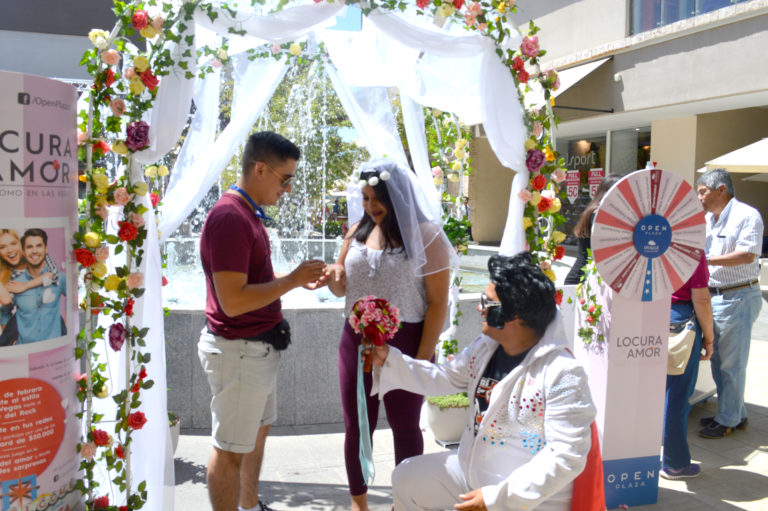 Parejas de todas las edades participaron con entusiasmo de la actividad.