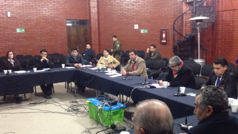 El alcalde junto a las autoridades locales y regionales en el salón Auditorim Municipal.