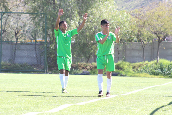 Luego del pitazo final, los jugadores del CSDO se fueron en busca del público para agradecer su presencia. Foto: Felipe López P.