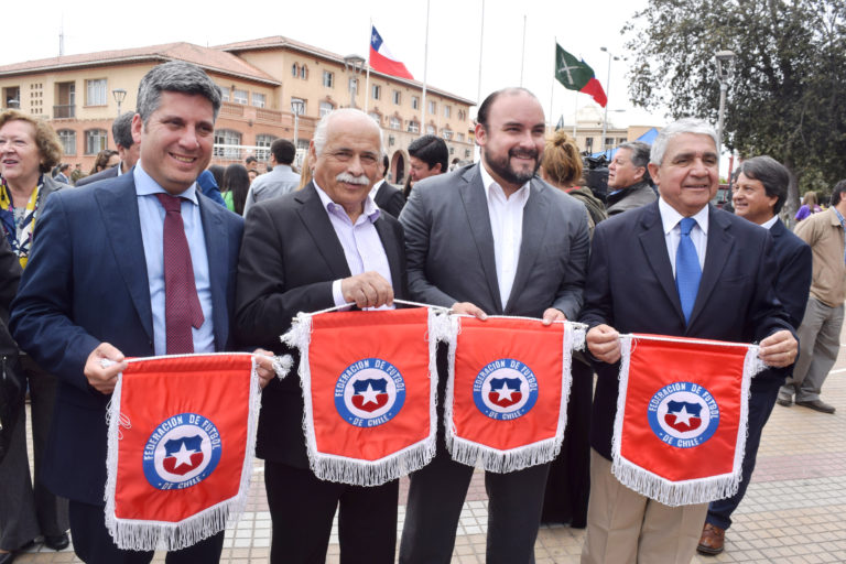 El alcalde Claudio Rentería junto con el resto de los jefes comunales de la región recibirán la próxima Copa América femenina 2018.