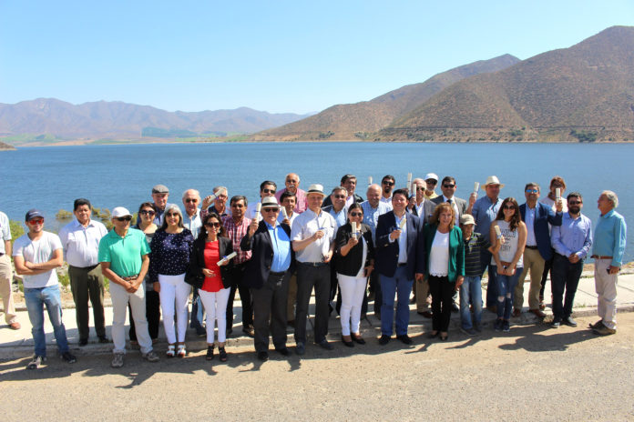 Autoridades y canalistas celebran la conformación de la nueva asociación con un casi lleno embalse Paloma de fondo.