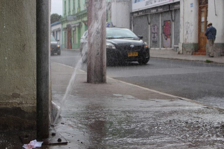El chorro de agua subía hasta los seis metros y alcanzaba toda la calle. Los peatones debían cruzar a la calzada del frente para no mojarse.