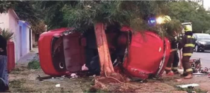 El automóvil quedó de lado tras el fuerte impacto.
