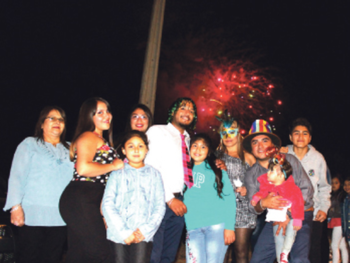 La familia Vicencio destacó con su colorido y alegre cotillón