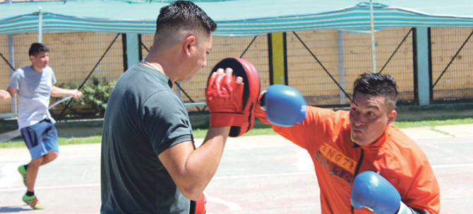 El boxeo como un vehículo para la reinserción social de los detenidos forma parte de los numerosos talleres y actividades que hoy ocupan a buena parte de la población penal de la cárcel ovallina.
