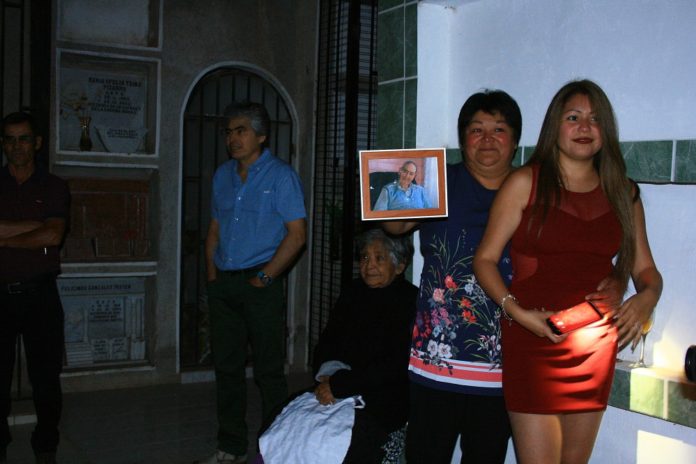 El “Tata” Edmundo Olivares siempre “ve” como sus familiares bailan y disfrutan del año nuevo.