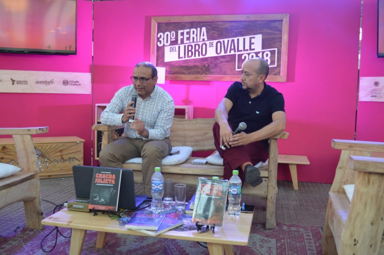 Eleazar Garviso presentando su libro de investigación periodística, junto a Cristian Fredes