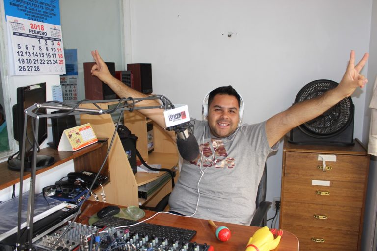 Entre micrófonos y mesas de sonido Carvacho despliega su talento.
