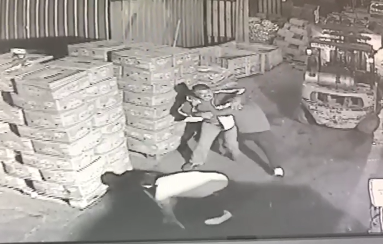 En las imágenes captadas por una de las cámaras de seguridad, y obtenidas en exclusiva por El Ovallino, se detalla el momento de la agresión