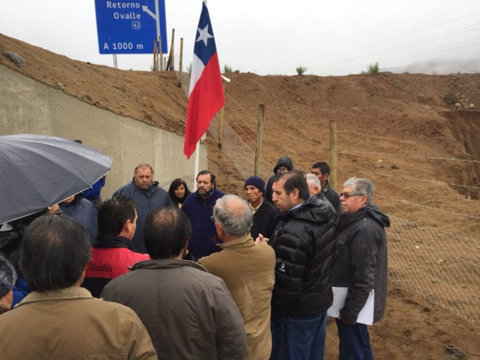 En reunión con las comunidades, tanto el gobernador provincial, Darío Molina, como el diputado Sergio Gahona, señalaron que mientras la ruta no solucione “los problemas de seguridad e indignidad para los vecinos”, ésta no podrá ser puesta en servicio. CEDIDA