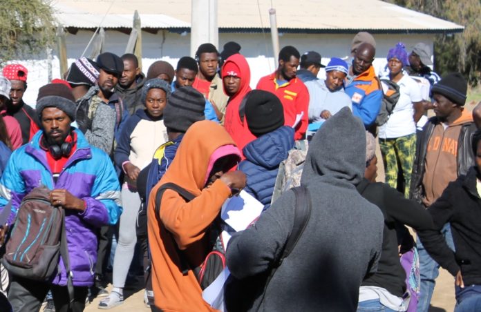 El pasado 9 de julio más de 200 inmigrantes haitianos se tomaron un fundo en Chañaral Alto exigiendo el pago de remuneraciones atrasadas. En esa oportunidad se revelaron falencias en los colectivos que utilizaban como vivienda.