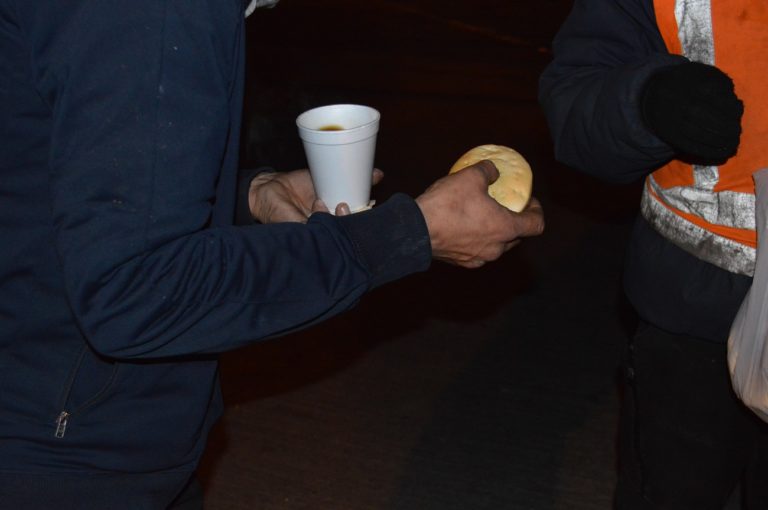 “Prefiero limpiar vidrios y cuidar carros que salir a robar. Ya estuve preso y no quiero volver a caer en la cárcel” explica Wladimir.