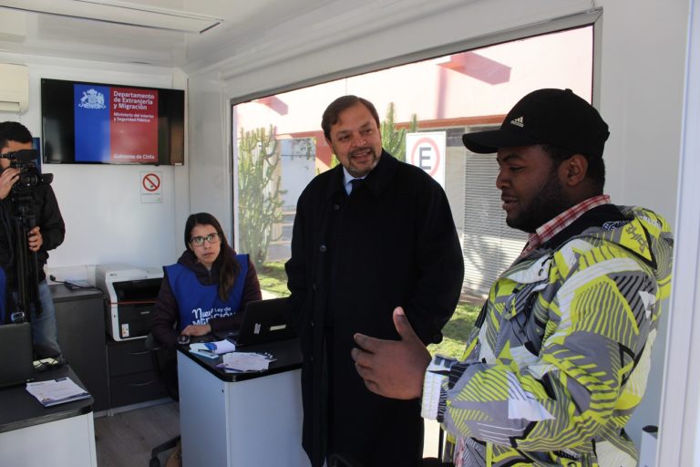 La Unidad Móvil de Extranjería permite ir hasta las zonas donde los trabajadores extranjeros no se han regularizado según las nuevas disposiciones legales