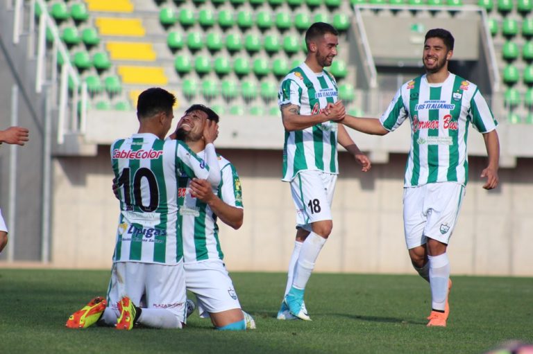 Francisco Cáceres celebra el gol de rodillas junto con sus compañeros de Provincial Ovalle.