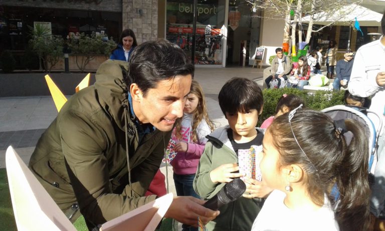 El presentador nacional se dio tiempo de jugar con niños en la actividad realizada en el mall local
