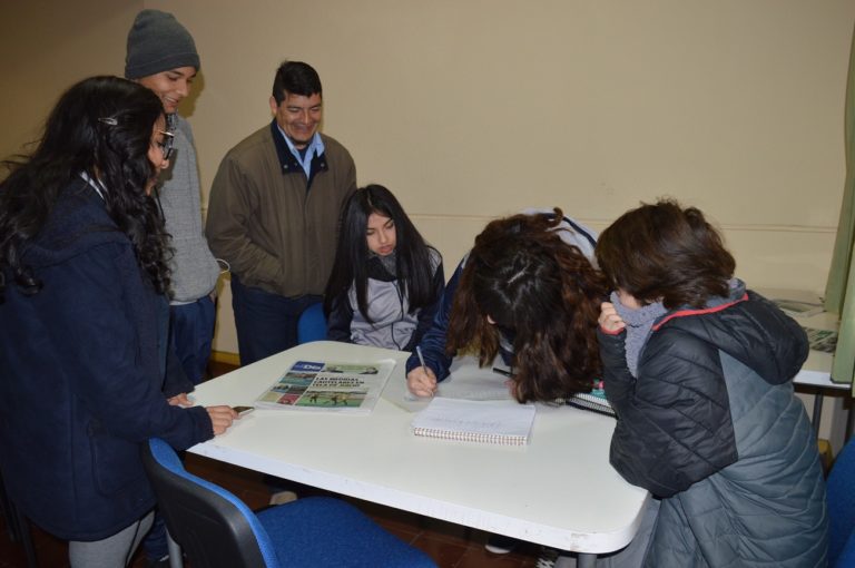 Alumnos del Estela Ávila de Perry conocieron en un dinámico taller las técnicas de periodismo escolar de la mano de los profesionales de El Ovallino