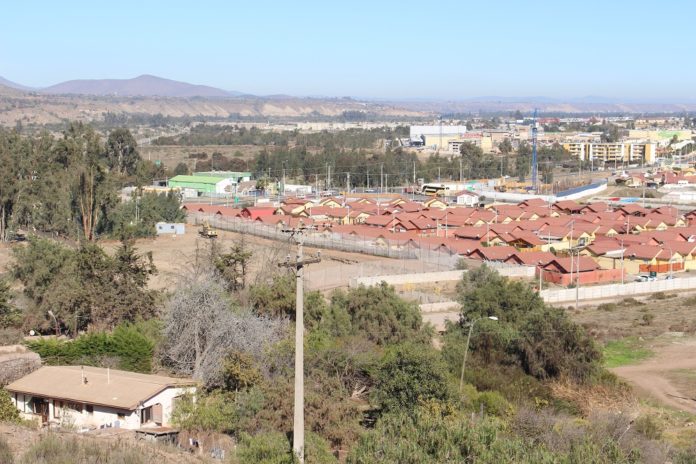 A la izquierda se ve la faena y a la derecha la Villa Los Peñones. Sólo metros separan las casas de la obra.