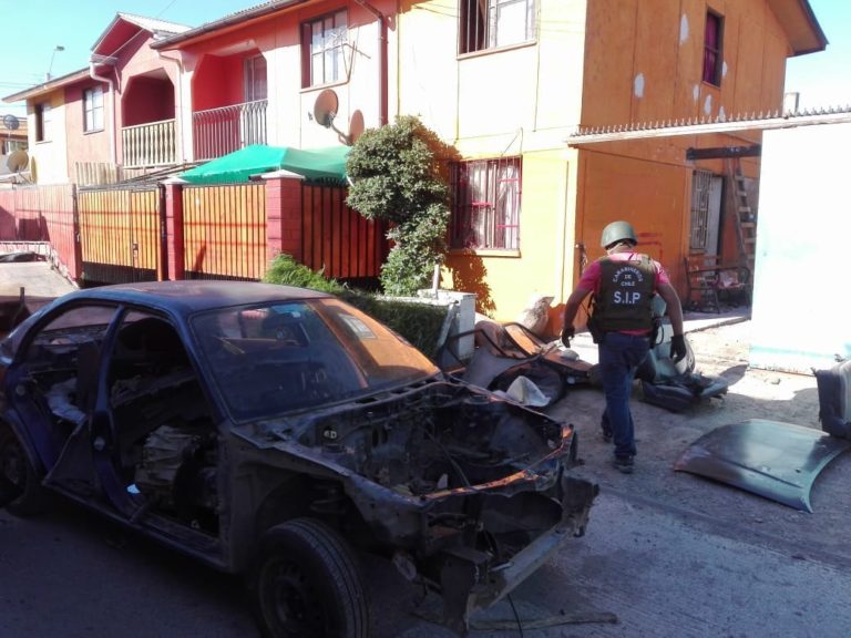 El sujeto detenido estaba dedicando al proceso de desmantelamiento de vehículos robados.