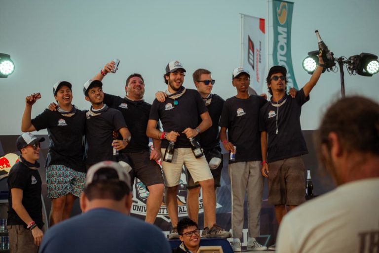 Valentino recorrió el campamento del Dakar, condujo su auto radiocontrolado y festejó sobre el podio. (Fotos: Cedidas)