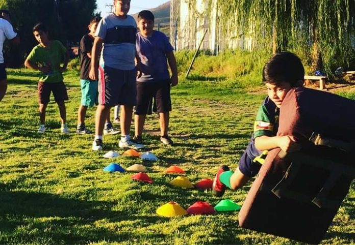 Jóvenes rugbistas en pleno entrenamiento.