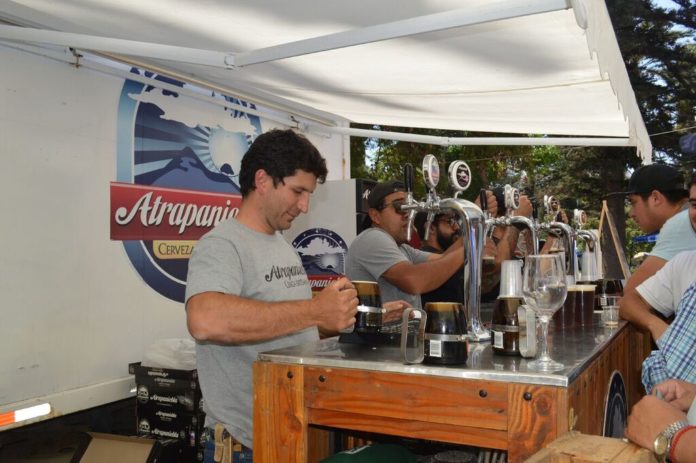 Marcos Carcuro, “Nuestro proyecto ya lleva siete años de producción. Nosotros tenemos dos tipos de cerveza una roja y otra morena, y las dos están hechas con agua de niebla en la comunidad agrícola de Peñablanca.
