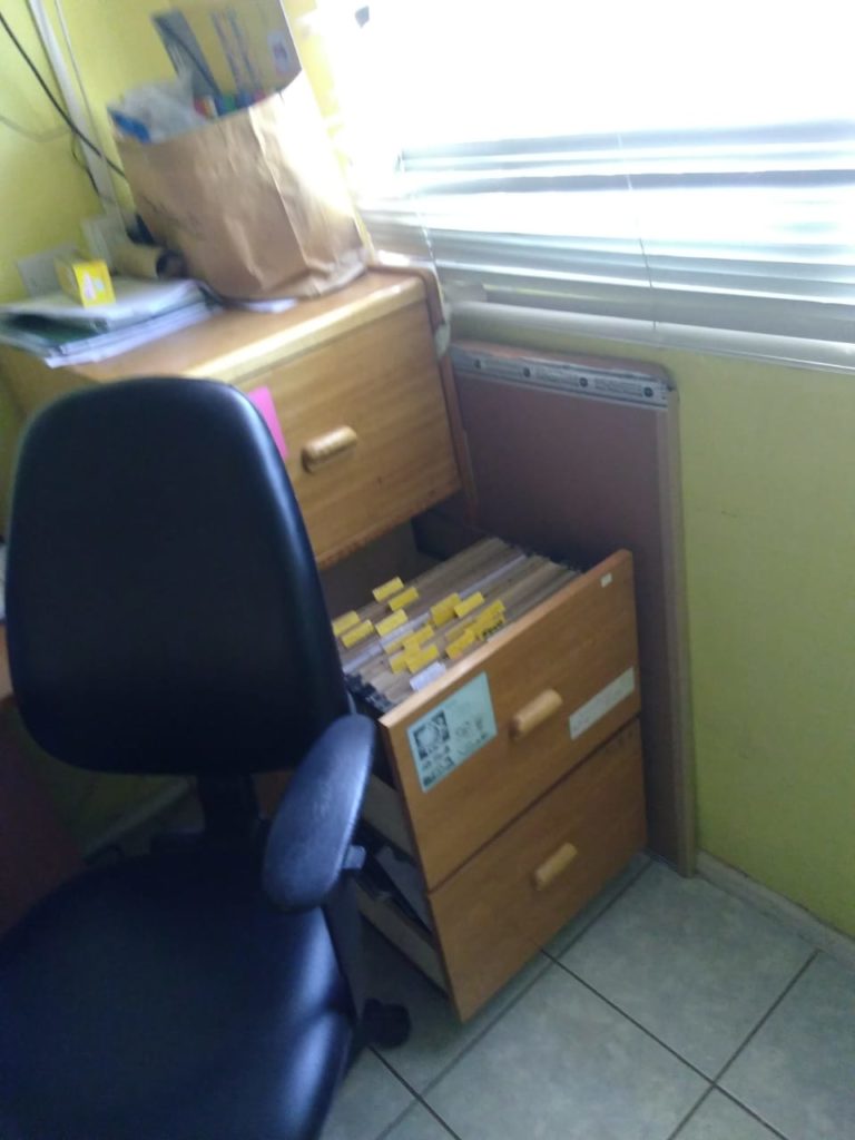 Los delincuentes reventaron la chapa de la puerta de acceso y procedieron a revisar las instalaciones para conseguir especies de valor.