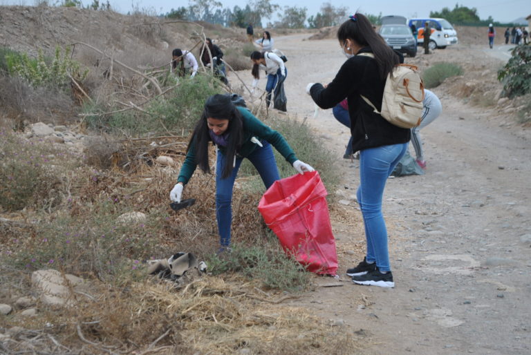 Estudiantes cumplieron con #TrashChallenge en la costanera de Ovalle