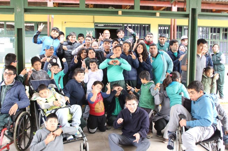 Niños del colegio Yungay reciben la visita de Kike Acuña