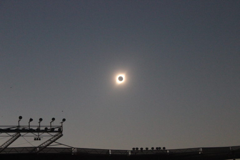 Imagen del momento en que el sol queda tapado por la luna.