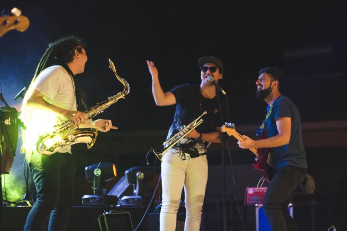La Macomba ha tocado en vivo principalmente en Santiago, pero de vez en cuando vuelven a Combarbalá.